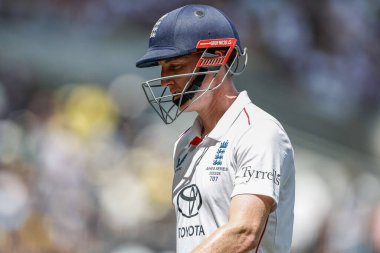 İngiltere 'den Harry Brook, 20 Kasım 2025' te Avustralya 'nın Optus Stadyumu' nda oynanan ilk test günü serisi olan NRMA Sigorta Külleri 1 Serisi sırasında görevden alındıktan sonra oyun alanından ayrıldı. 