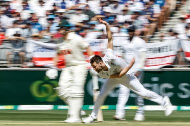 Mark Wood topu 20 Kasım 2025 'te Avustralya' nın Optus Stadyumu 'nda oynanan NRMA Sigorta Külleri 1.  