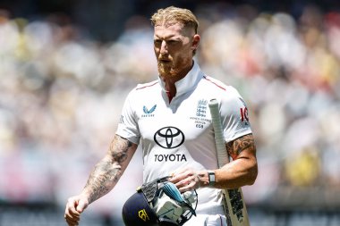 Üzgün bir İngiltere kaptanı olan Ben Stokes, 20 Kasım 2025 'te Avustralya' nın Optus Stadyumu 'nda oynanan NRMA Sigorta Külleri 1. 