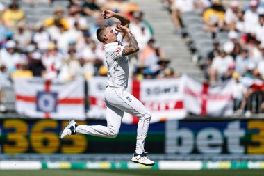 İngiltere 'den Brydon Carse topu 20 Kasım 2025' te Avustralya 'nın Optus Stadyumu' nda oynanan NRMA Sigorta Külleri Birinci Sınav Günü Serisi 'nde veriyor. 