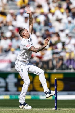 İngiltere 'den Brydon Carse topu 20 Kasım 2025' te Avustralya 'nın Optus Stadyumu' nda oynanan NRMA Sigorta Külleri Birinci Sınav Günü Serisi 'nde veriyor. 