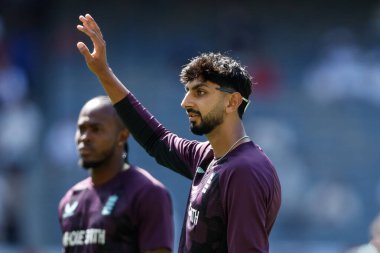 İngiltere 'den Shoaib Bashir, 20 Kasım 2025' te NRMA Sigorta Külleri Birinci Sınav Günü Serisi 'nde Optus Stadyumu' nda İngiltere 'ye karşı Perth, Avustralya' da oynanan karşılaşma öncesi ısınma oturumunda 