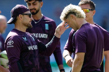 İngiltere baş antrenörü Brendon McCullum, NRMA Sigorta Külleri Birinci Sınav Günü 1 Serisi Avustralya ile İngiltere 'nin Optus Stadyumu, Perth, Avustralya 2025' te oynanan karşılaşmasında maç öncesi ısınma maçında Jacob Bethells 'in kafasını vuruyor.