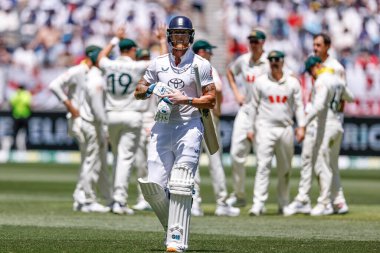 Üzgün bir İngiltere kaptanı olan Ben Stokes, 20 Kasım 2025 'te Avustralya' nın Optus Stadyumu 'nda oynanan NRMA Sigorta Külleri 1. 