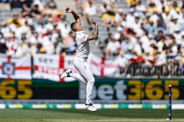 İngiltere 'den Brydon Carse topu 20 Kasım 2025' te Avustralya 'nın Optus Stadyumu' nda oynanan NRMA Sigorta Külleri Birinci Sınav Günü Serisi 'nde veriyor. 