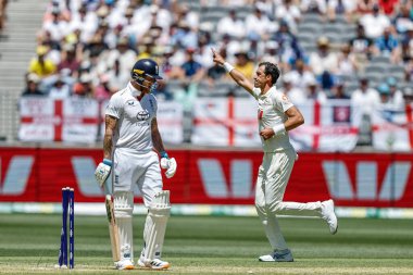 Avustralyalı Mitch Starc, 20 Kasım 2025 'te İngiltere' nin Optus Stadyumu 'nda oynanan NRMA Sigorta Külleri Birinci Sınav Günü 1 Serisi Avustralya - İngiltere maçı sırasında İngiltere kaptanı Ben Stokes' un kalesini kutluyor. 