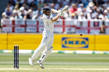 İngiltere 'den Joe Root, 20 Kasım 2025' te Avustralya 'nın Optus Stadyumu' nda İngiltere 'ye karşı NRMA Sigorta Külleri 1. 