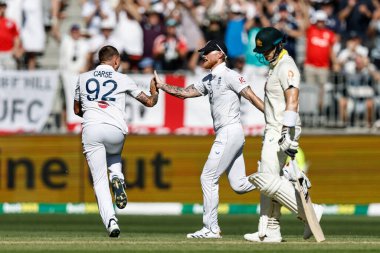 İngiltere 'den Brydon Carse, 20 Kasım 2025' te Avustralya 'nın Perth Stadyumu' nda oynanan NRMA Sigorta Külleri Birinci Sınav Günü Serisi Avustralya - İngiltere karşılaşmasında Avustralya kaptanı Steve Smith 'in kalesini kutluyor. 