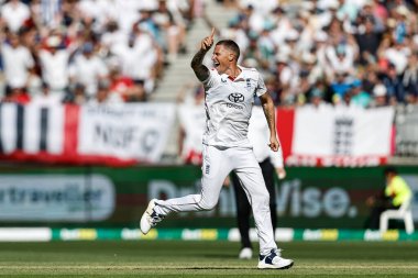 İngiltere 'den Brydon Carse, Avustralya' dan Usman Khawaja 'nın 20 Kasım 2025' te Optus Stadyumu, Perth, Avustralya 'da Avustralya' ya karşı oynanan 1. 