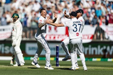 İngiltere 'den Brydon Carse, Avustralya' dan Usman Khawaja 'nın kalesini, 20 Kasım 2025' te Avustralya 'nın Optus Stadyumu, Perth, Avustralya' da oynanan 1. 