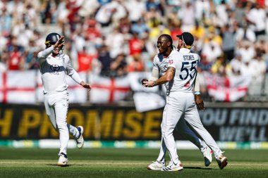 İngiltere 'den Jofra Archer, Avustralya' dan Marnus Labuschagne ile İngiltere kaptanı Ben Stokes 'u, Avustralya' nın Optus Stadyumu, Perth, Avustralya, 20 Kasım 2025 'de oynanan 1. 