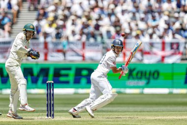 İngiltere 'den Ollie Pope, 20 Kasım 2025' te Avustralya 'nın Optus Stadyumu' nda oynanan NRMA Sigorta Külleri 1. 