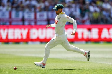 Avustralyalı Jake Weatherald topu 20 Kasım 2025 'te Avustralya' nın Optus Stadyumu 'nda oynanan NRMA Sigorta Külleri 1. 