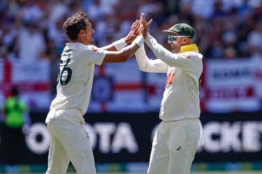 Avustralyalı Mitch Starc, İngiltere 'nin Zak Crawley kalesini NRMA Sigorta Külleri Birinci Sınav Günü 1 Serisi Avustralya ile İngiltere arasındaki 20 Kasım 2025' te Optus Stadyumu 'nda kutluyor. 