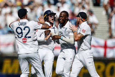 İngiltere 'den Jofra Archer, Avustralya' dan Marnus Labuschagne 'ın kalesini, Avustralya' nın Optus Stadyumu, Perth, Avustralya 'da 20 Kasım 2025 tarihinde oynanan 1. 