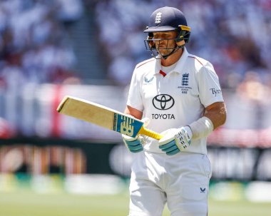 İngiltere 'nin kederli Joe Root' u, Avustralya 'dan Marnus Labuschagne tarafından Avustralya' nın Optus Stadyumu, Perth, Avustralya 'da oynanan 1. 