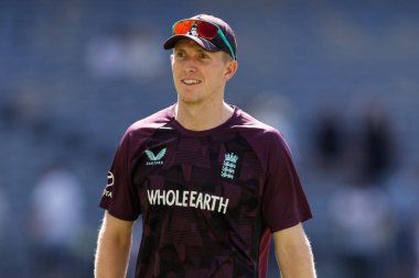 İngiltere 'den Zak Crawley, 20 Kasım 2025' te Avustralya 'nın Optus Stadyumu' nda oynanan NRMA Sigorta Külleri Birinci Sınav Günü Serisi sırasında maç öncesi ısınma oturumunda  