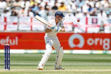 İngiltere 'den Harry Brook, 20 Kasım 2025' te Avustralya 'nın Optus Stadyumu' nda oynanan NRMA Sigorta Külleri Birinci Sınav Günü Serisi 'nde topa vurmayı durdurdu. 