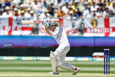 İngiltere 'den Ollie Pope, 20 Kasım 2025' te Avustralya 'nın Optus Stadyumu' nda oynanan NRMA Sigorta Külleri 1. 