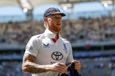 İngiltere kaptanı Ben Stokes, 20 Kasım 2025 'te Avustralya' nın Optus Stadyumu 'nda oynanan NRMA Sigorta Külleri 1. Test Günü Serisi Avustralya' ya karşı. 