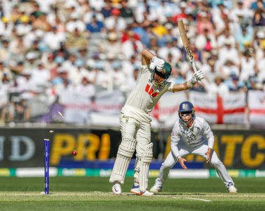 Avustralyalı Marnus Labuschagne, 20 Kasım 2025 'te Avustralya' nın Optus Stadyumu 'nda oynanan NRMA Sigorta Külleri Birinci Sınav Günü Serisi' nde İngiliz Jofra Archer tarafından şaşkına çevrildi. 