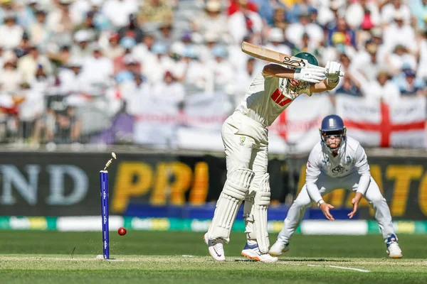 Avustralyalı Marnus Labuschagne, 20 Kasım 2025 'te Avustralya' nın Optus Stadyumu 'nda oynanan NRMA Sigorta Külleri Birinci Sınav Günü Serisi' nde İngiliz Jofra Archer tarafından şaşkına çevrildi. 