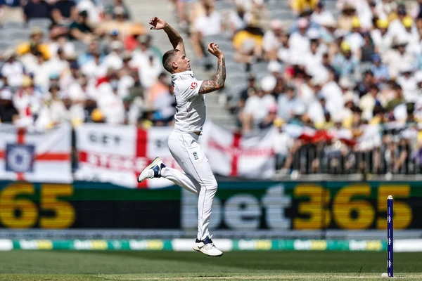 İngiltere 'den Brydon Carse topu 20 Kasım 2025' te Avustralya 'nın Optus Stadyumu' nda oynanan NRMA Sigorta Külleri Birinci Sınav Günü Serisi 'nde veriyor. 