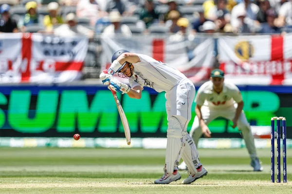 İngiltere 'den Ollie Pope, 20 Kasım 2025' te Avustralya 'nın Optus Stadyumu' nda oynanan NRMA Sigorta Külleri Birinci Sınav Günü Serisi 'nde kalesini savunuyor. 