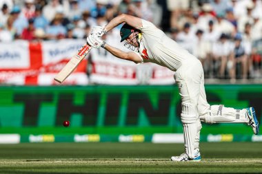 Avustralyalı Cameron Green, 20 Kasım 2025 'te Avustralya' nın Optus Stadyumu 'nda oynanan NRMA Sigorta Külleri Birinci Sınav Günü 1 Serisi' nde topa vuruyor.