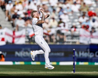 İngiltere kaptanı Ben Stokes, topu 20 Kasım 2025 'te Avustralya' nın Optus Stadyumu 'nda oynanan NRMA Sigorta Külleri 1.