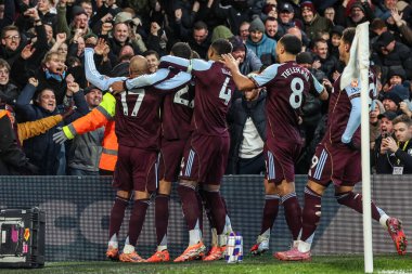 Aston Villa 'dan Morgan Rogers, Premier Lig maçı Leeds United ile Aston Villa maçında 23 Kasım 2025' te Leeds, İngiltere 'deki Elland Road' da 1-2 'lik galibiyetini kutluyor.