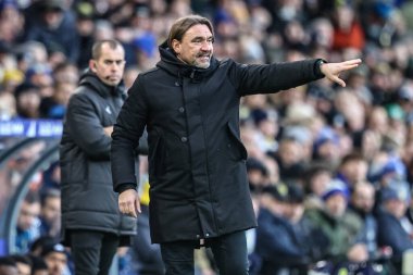 Leeds United takımının teknik direktörü Daniel Farke, Premier League maçında Leeds United 'ın Aston Villa' ya karşı oynadığı Elland Road, Leeds, İngiltere 'de 23 Kasım 2025' de takım talimatlarını verir.