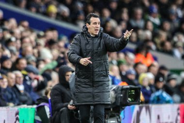 Aston Villa 'nın Unai Emery teknik direktörü takımına Premier Lig maçında Leeds United ile Aston Villa arasında 23 Kasım 2025' te Leeds, İngiltere 'de oynanan Elland Road, Leeds maçında talimat verir.