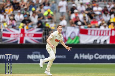 Avustralyalı Brendan Doggett, 22 Kasım 2025 'te Avustralya' nın Optus Stadyumu 'nda Avustralya' ya karşı NRMA Sigorta Külleri Birinci Sınav Günü 'nde temyize gitti.