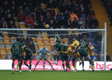 Huddersfield Town 'dan Bojan Raduloviç, 22 Kasım 2025' te Mansfield Town 'a karşı Huddersfield Town' da oynanan Sky Bet 1 karşılaşmasında kaleye ilerliyor.