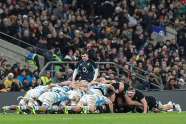 İngiltere 'den Ben Spencer, 23 Kasım 2025' te İngiltere 'nin Allianz Stadyumu, Twickenham' da Arjantin 'e karşı oynadığı Quilter Nations Serisi 2025 maçında kargaşaya göz atıyor.