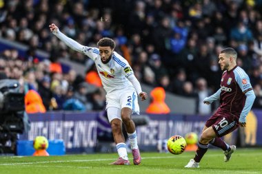 Leeds United takımından Jayden Bogle, Premier Lig maçında Aston Villa 'dan Emi Buenda' nın baskısıyla pas verdi. Leeds United, Aston Villa 'ya karşı, Elland Road, Leeds, İngiltere, 23 Kasım 2025' te oynanan karşılaşmada.