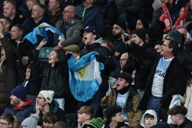 Arjantinli taraftarlar, 23 Kasım 2025 tarihinde İngiltere 'nin Allianz Stadyumu, Twickenham, İngiltere' de oynadığı Quilter Nations 2025 karşılaşmasında geri dönüş yaparken şarkı söyleyip dans ediyorlar.