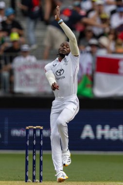 İngiltere 'den Jofra Archer, 22 Kasım 2025' te Avustralya 'nın Optus Stadyumu' nda NRMA Sigorta Külleri Birinci Sınav Günü 2 Avustralya 'ya karşı İngiltere maçında bowling oynuyor.