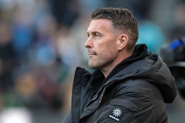 Wolverhampton Wanderers 'ın 22 Kasım 2025' te Molineux, Wolverhampton 'daki Wolverhampton Wanderers' a karşı oynadığı Premier League maçındaki menajeri Rob Edwards.