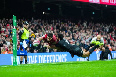 Galler 'den Louis Rees-Zammit, 22 Kasım 2025 tarihinde İngiltere' nin Cardiff kentindeki Principality Stadyumu 'nda oynanan Galler-Yeni Zelanda maçında Quilter Nations 2025 maçında gol atmak için dalıyor.