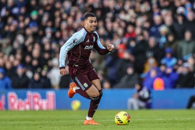 Aston Villa 'dan Morgan Rogers Premier Lig maçı sırasında Leeds United ile Aston Villa arasındaki Elland Road, Leeds, İngiltere, 23 Kasım 2025
