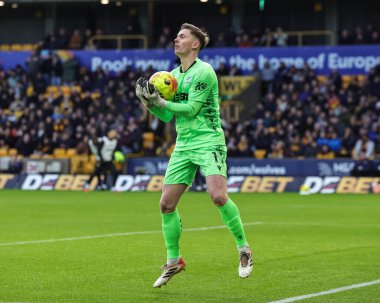 Kristal Saray kalecisi Dean Henderson, 22 Kasım 2025 'te İngiltere' nin Molineux kentinde oynanan Premier League maçında Wolverhampton Wanderers - Crystal Palace maçında topu toplar.