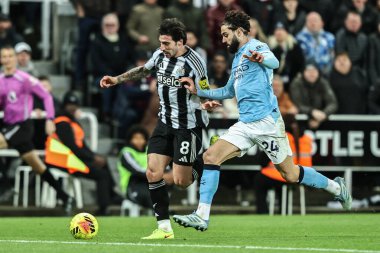 Newcastle Untie 'den Sandro Tonali ve Manchester City' den Josko Gvardiol Premier Lig maçı sırasında Manchester City ile St. James 's Park, Newcastle, İngiltere' de 21 Kasım 2025 'de karşı karşıya geldiler.