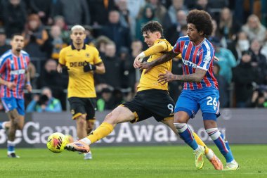 Wolverhampton Wanderers takımından Jorgen Strand Larsen, Premier League karşılaşmasında Kristal Saray 'dan Chris Richards' ın Molineux, Wolverhampton, Birleşik Krallık 'ta 22 Kasım 2025' de oynadığı Crystal Palace maçında topu tutuyor.