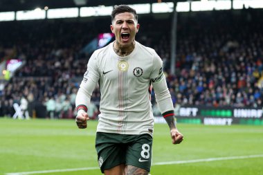 Chelsea 'den Enzo Fernandez, 22 Kasım 2025' te İngiltere 'nin Burnley kentindeki Turf Moor' da oynanan Premier League karşılaşmasında 0-2 'lik skorla gol attıktan sonra kutluyor.