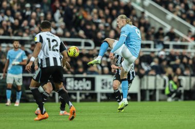 Manchester City 'den Erling Haaland Premier League maçı sırasında topu kontrol ediyor. Newcastle United, Manchester City' ye karşı St. James 's Park, Newcastle, 21 Kasım 2025