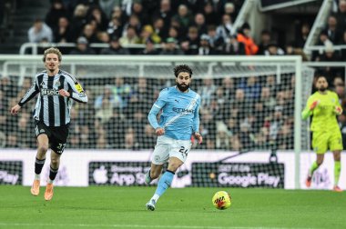 Manchester City 'den Josko Gvardiol, Premier League maçı Newcastle United ile Manchester City' nin St. James 's Park, Newcastle, 21 Kasım 2025' te oynanan karşılaşmasında topu bırakıyor.