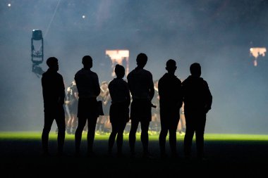 Hakem Hollie Davidson ve takımı, 22 Kasım 2025 tarihinde İngiltere 'nin Cardiff şehrindeki Principality Stadyumu' nda oynanan Galler-Yeni Zelanda maçında Quilter Nations 2025 sezonunun başlama vuruşunun önünde duruyor.