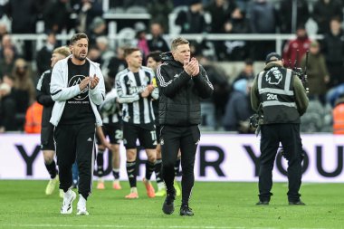 Newcastle United takımının teknik direktörü Eddie Howe, Premier League maçından sonra taraftarları alkışlıyor. Newcastle United, Manchester City 'ye karşı St. James' s Park, Newcastle, 21 Kasım 2025